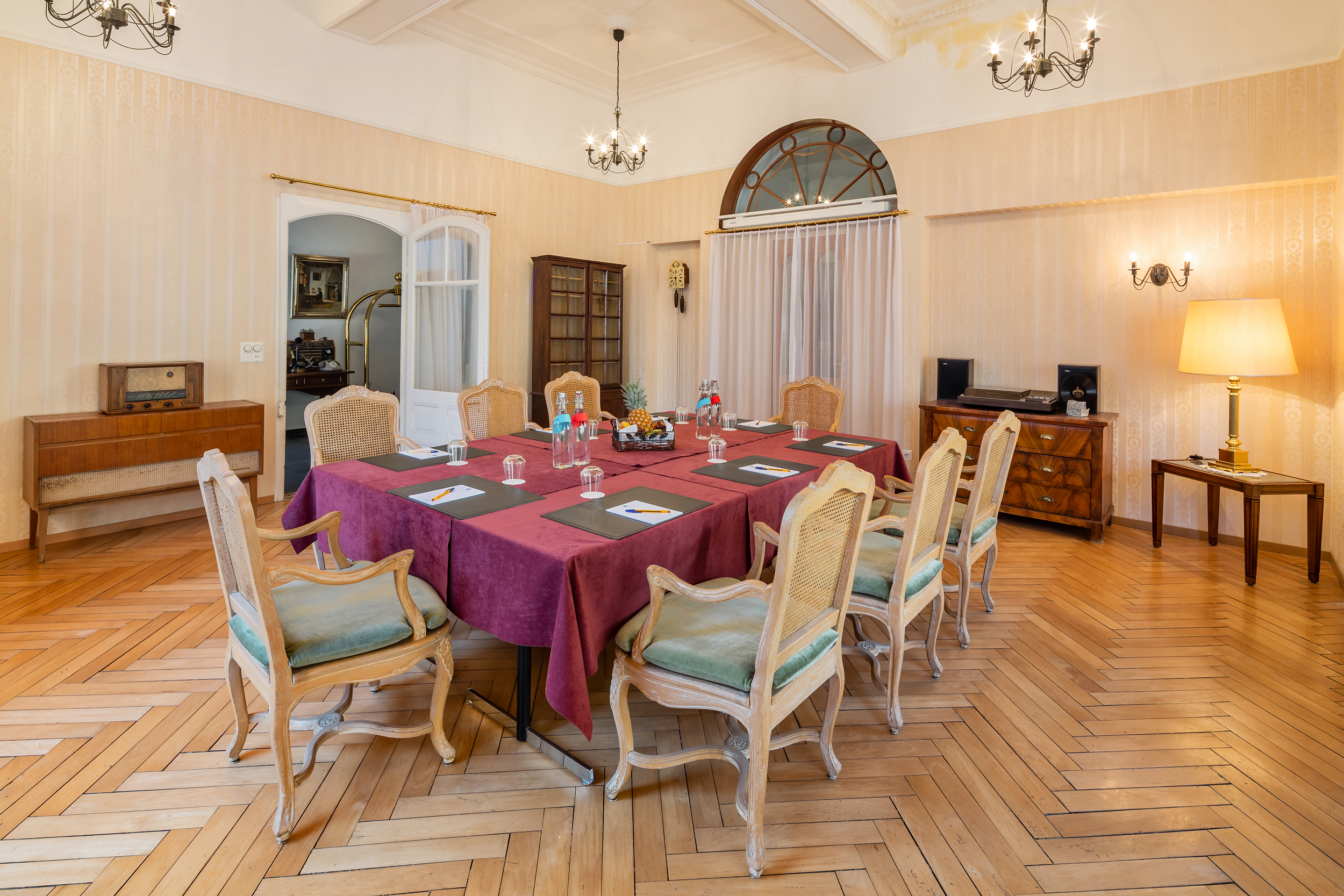 Carlton-Europe Vintage Adults Hotel